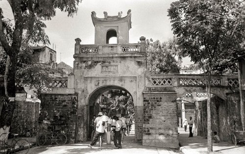 Black and white photos of ancient Hanoi by British diplomat